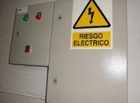 Imagen de un cuadro de acceso a suministro eléctrico.