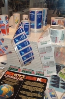 Fotografía en la que se ven rollos de etiquetado de diferentes productos.