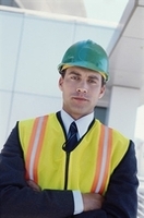 Imagen de un hombre con casco y chaleco reflectante.