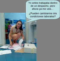 Imagen que muestra a una mujer agachada, recogiendo un montón de papeles que se han caído, e introduciéndolos de nuevo en su archivador. En la imagen hay una viñeta que muestra a la trabajadora comentando que antes trabajaba en un despacho, y preguntándose si le pueden cambiar las condiciones de trabajo.