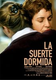 Cartel de la película La suerte dormida. Se ven dos mujeres abrazadas, una de espaldas, y la cabeza de la otra sobre el hombro de ésta, con los ojos cerrados. El título de la película sobreimpreso en la espalda de la mujer. 