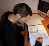 Ricardo  repasando dibujos del proyecto. 