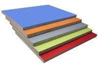 Tableros melaminados superpuestos de varios colores.