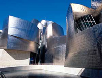 Foto del Museo Guggenheim en Bilbao, con sus peculiares paredes llenas de curvas y placas de titanio. 