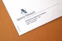 Fotografía en la que se muestra una carta de la agencia tributaria sobre una mesa. La carta no se visualiza entera, sino que solo se aprecia parcialmente.