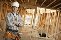 Imagen en la que se ve a un trabajador en una obra de una vivienda de madera.