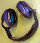 Cascos. Auriculares para proteger del ruido, de color azul y unidos por una banda de plástico.