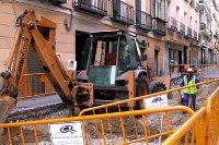 Escavadora perforando la calle.