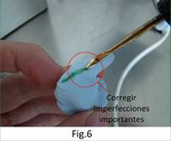 Imagen que muestra el uso de la cuchilla térmica eléctrica para eliminar imperfecciones.