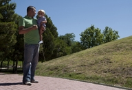 Imagen de Carlos con su padre, paseando por el parque.