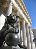 Detalle del león de la Puerta principal del Congreso de los diputados de España.