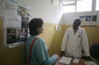 Médico con paciente en una consulta médica de Gambia.