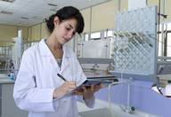 Mujer realizando inventario en un hospital.