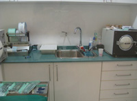 Panorámica de la sala de esterilización de una clínica dental.