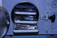 Visión frontal del autoclave con la carga dentro.