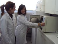 Claudia y Elena trabajando en la consulta.