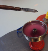 Clínico calentando una espátula al fuego.