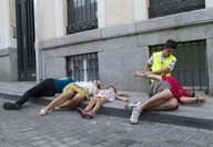 Ramón atendiendo a un herido atropellado. Hay otras tres personas en el suelo, una de ellas una niña.