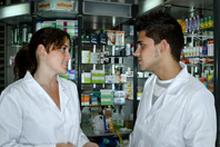 Ramón hablando con Esther en la clínica. Ramón y Esther hablando.