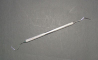 Imagen que muestra una sonda o explorador dental.
