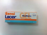 Fotografía que muestra un envase de sensi lacer gel bioadhesivo.