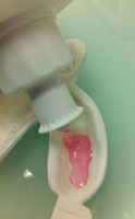 La imagen muestra el proceso de llenado de una cubeta de fluorización.