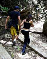 Se ve a una pareja haciendo actividad física, caminando en un entorno natural.