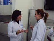 Muestra un plano de Claudia y Elena trabajando en el centro de salud.