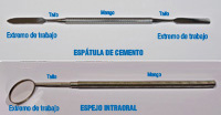 Fotografía en la que se observan dos instrumentos dentales, una espátula de cemento con dos extremos de trabajo, dos tallos y un mango y un espejo intraoral con un extremo de trabajo, un tallo y un mango.