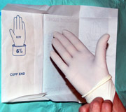 En la imagen se aprecia como se coloca el guante estéril de la mano derecha.