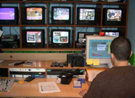 Profesional trabajando en sala de control de televisión.