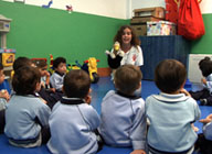 Educadora enseñando a un niño.