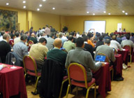 Grupo de personas escuchando una charla.
