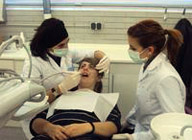 Claudia y Elena con una paciente en el sillón dental.