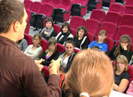 Conferenciante charlando con asistentes.