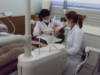 Higienistas trabajando en la clínica dental.