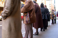 Gente en una fila.