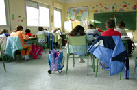 Chicos y chicas en un a clase vistos desde atrás.