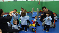 Niños y niñas jugando en un aula.