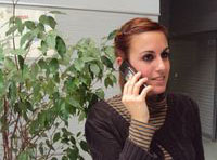 Claudia hablando por teléfono.