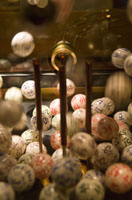 Bolas en un bombo para un sorteo.