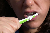 Cepillado dental. Una persona cepillándose los dientes.
