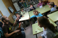 Grupo de niños y niñas en clase.