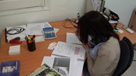 Persona trabajando delante de un ordenador.