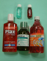 Distintos colutorios para higiene dental.