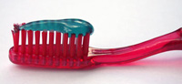 Cepillo y pasta dental.