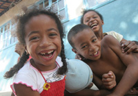 Fotografía de tres niños jugando.