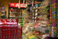 Se ve el interior de una tienda llena de caramelos.