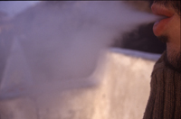 Humo de tabaco. Persona expulsando humo de tabaco.