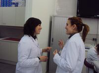 Elena y Claudia hablando en el centro de salud.